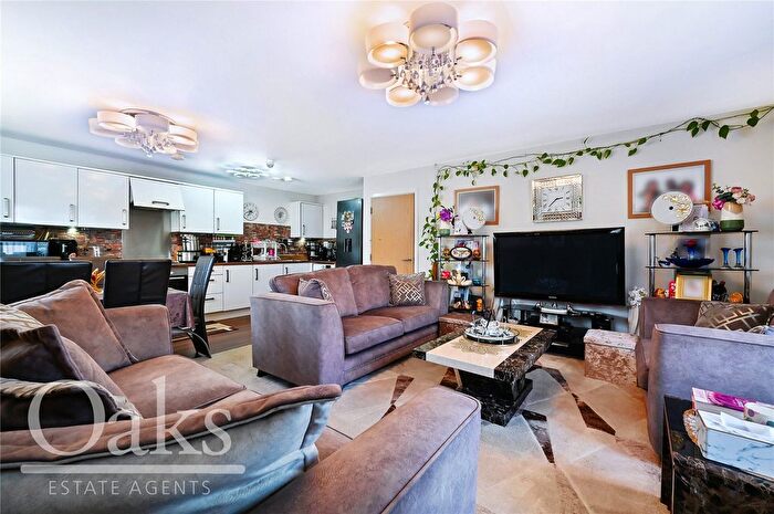 2 Bedroom Flat For Sale In Cairns Avenue, Streatham, SW16
