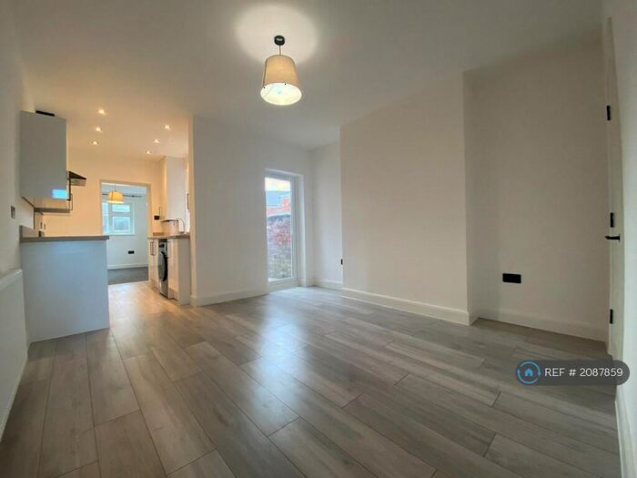 3 Bedroom Terraced House To Rent In Range Road, Stockport, SK3