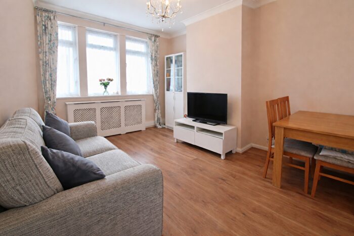 2 Bedroom Flat For Sale In Armstead Walk, Dagenham, RM10