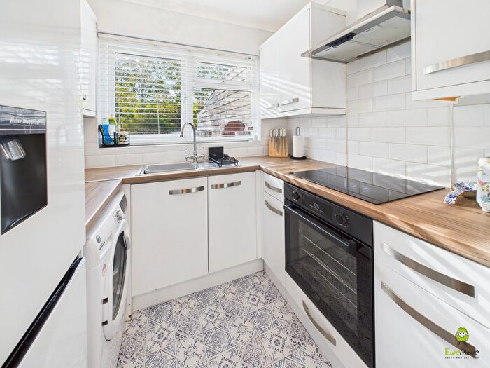 2 Bedroom Maisonette For Sale In Eversley Avenue, Bexleyheath, Kent, DA7