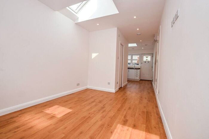 2 Bedroom Flat To Rent In Cedar Walk, Hemel Hempstead, HP3