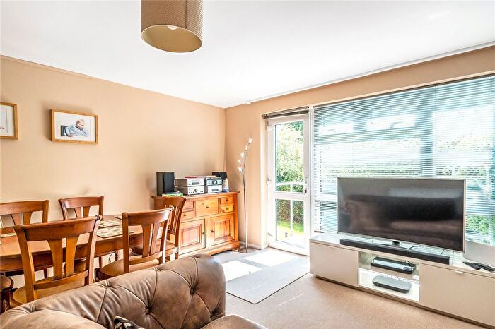 2 Bedroom Flat For Sale In Bluehouse Lane, Oxted, Surrey, RH8