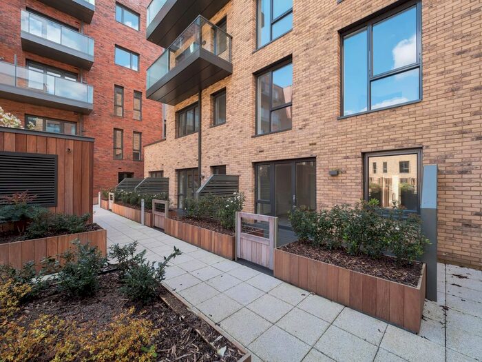 3 Bedroom Flat To Rent In Queens Road, Peckham, SE15