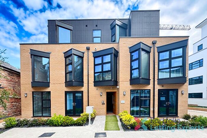 3 Bedroom Flat To Rent In Professionals! Brand New Bed With Parking!, BH1