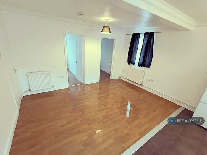 2 Bedroom Flat To Rent In Spindle Tree Court, Swindon, SN2