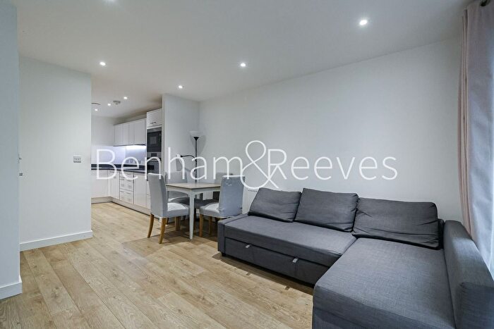 1 Bedroom Flat To Rent In Rosebay House, Frank Searle Passage, E15