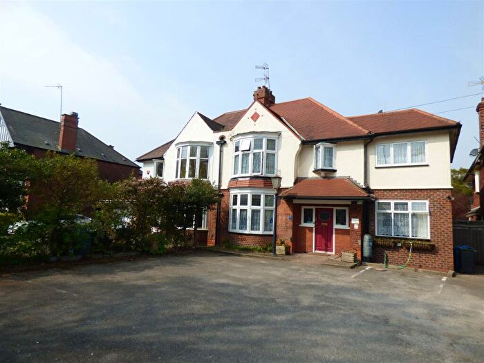 7 Bedroom Semi-Detached House For Sale In Beverley Road, Hull, HU6