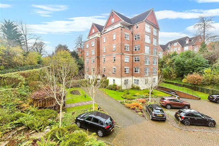 3 Bedroom Flat For Sale In Wray Common Road, Reigate, Surrey, RH2