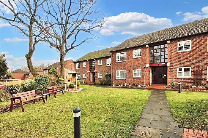 2 Bedroom Flat For Sale In Woking, Surrey, GU21