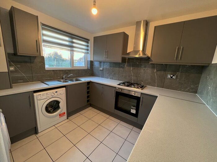 3 Bedroom Flat To Rent In Victoria Road, Ruislip Manor, Ruislip, HA4