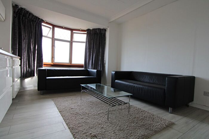 3 Bedroom Flat To Rent In Southwood Drive, Surbiton, KT5