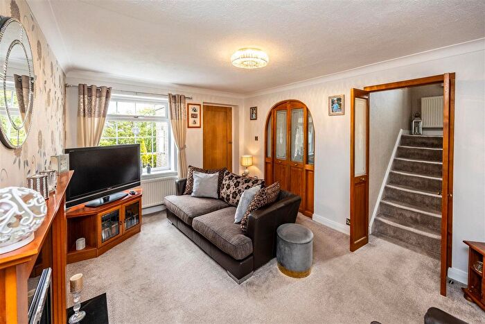 3 Bedroom End Of Terrace House For Sale In Clayfield Drive, Bradford, BD7