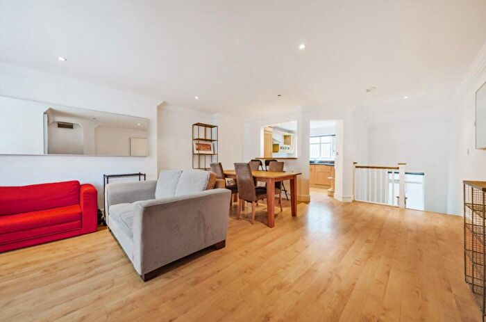 2 Bedroom Flat To Rent In Barnard Road, Battersea, London, SW11