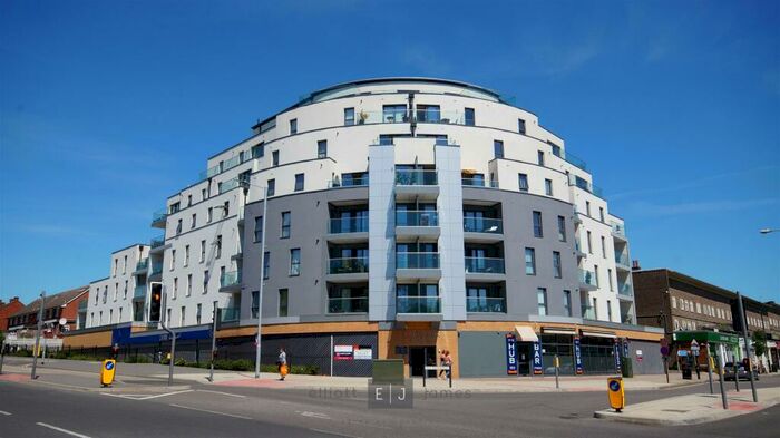 2 Bedroom Apartment To Rent In The Broadway, Loughton, IG10