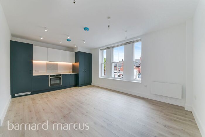 2 Bedroom Flat To Rent In Mitcham Lane, London, SW16