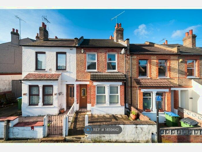 2 Bedroom Terraced House To Rent In Swingate Lane, London, SE18