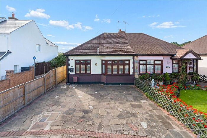 2 Bedroom Bungalow For Sale In Hartland Road, Hornchurch, RM12