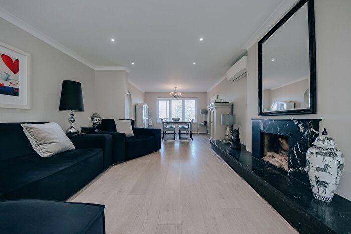 4 Bedroom Detached House For Sale In Kimble Crescent, Bushey, WD23