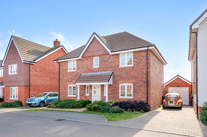 4 Bedroom Detached House For Sale In Carpenters Way, Badshot Lea, Farnham, Surrey, GU9
