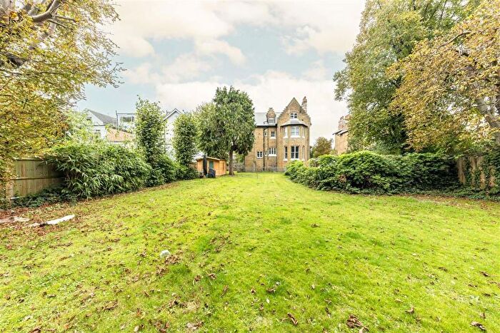 3 Bedroom Flat To Rent In Gloucester Road, Teddington, TW11