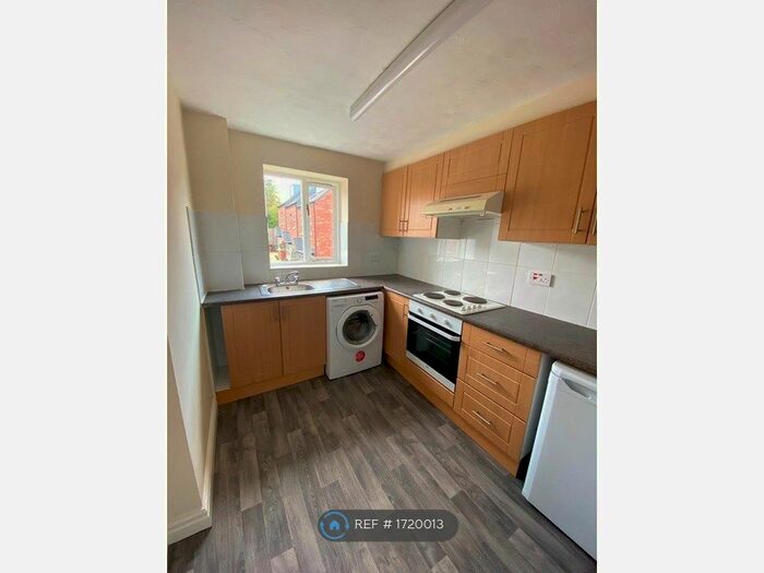 2 Bedroom Flat To Rent In St. Johns Chase, Wakefield, WF1
