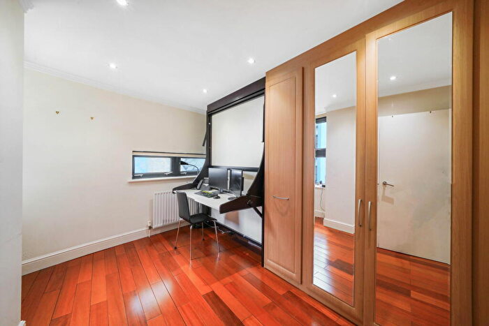 2 Bedroom Flat For Sale In Westferry Road, London, E14