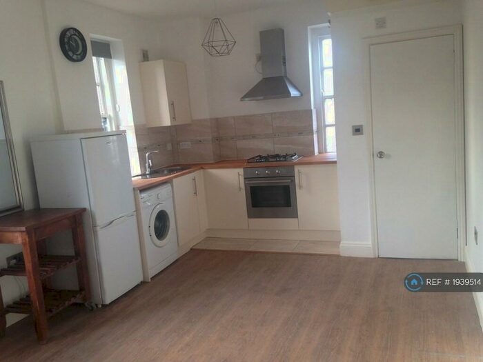 Studio To Rent In Hackney Road, London, E2