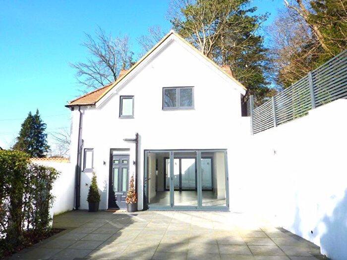 3 Bedroom Detached House For Sale In Renovated Cottage, CR3