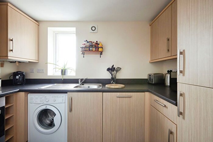 2 Bedroom Flat For Sale In Great Mead, Yeovil, BA21