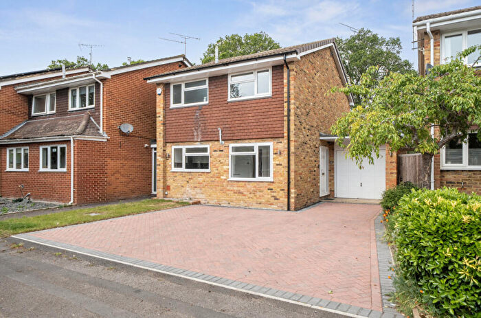 3 Bedroom Link Detached House For Sale In Jerrymoor Hill, Finchampstead, Wokingham, RG40