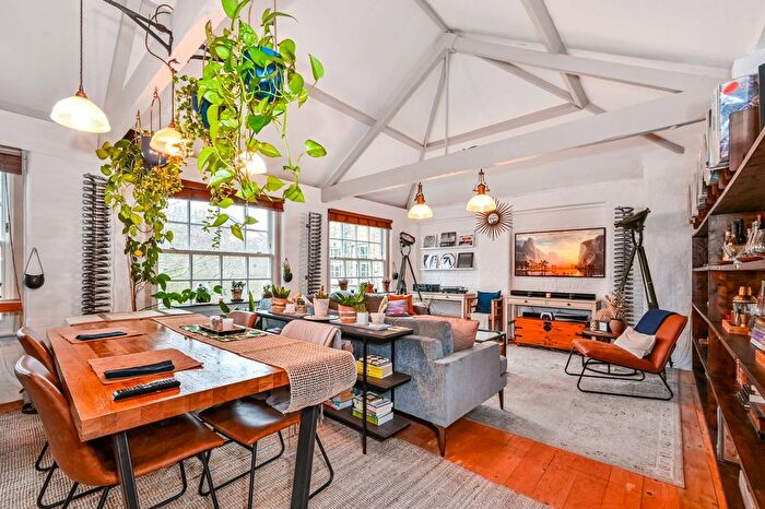 2 Bedroom Flat To Rent In Queensbridge Road, Haggerston, London, E2