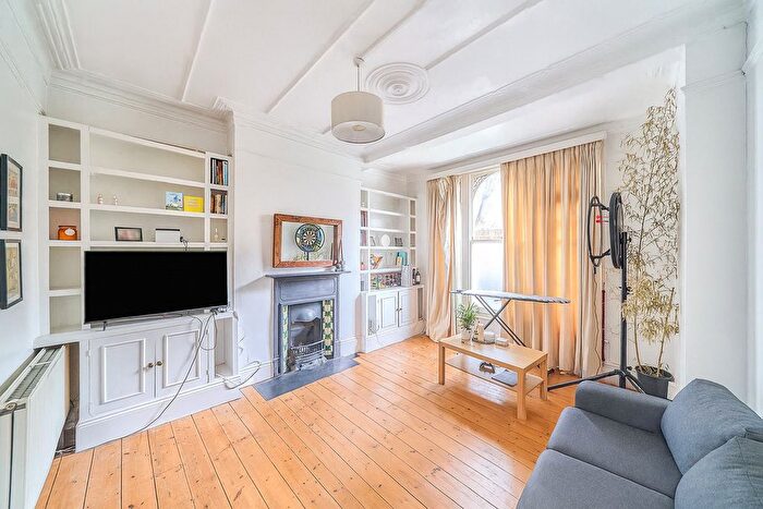 1 Bedroom Flat To Rent In Dinsmore Road, London, SW12