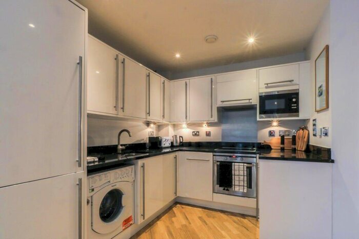2 Bedroom Flat To Rent In Basire Street, Islington, London, N1