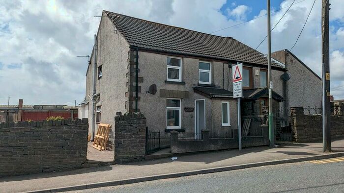 2 Bedroom Cottage To Rent In Cefn Fforest, Blackwood, NP12