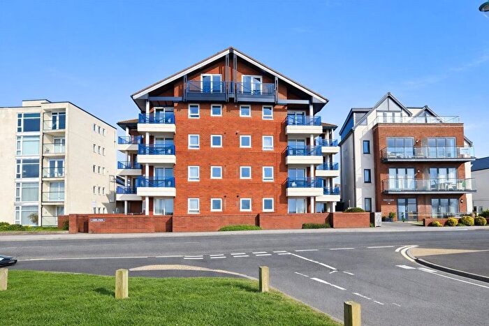 2 Bedroom Flat For Sale In Island Court, Marine Parade East, Lee-On-The-Solent, PO13