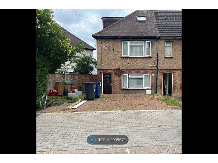 Studio To Rent In Clitterhouse Road, London, NW2