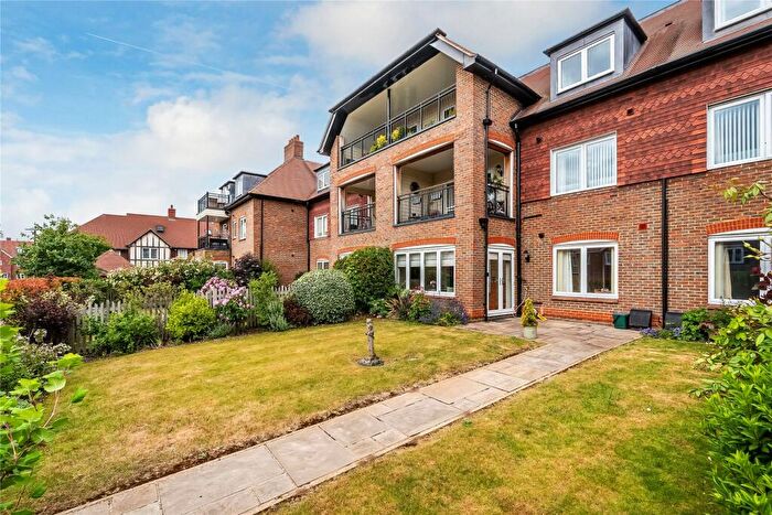 2 Bedroom Flat For Sale In Hartfield Road, Leatherhead, Surrey, KT22