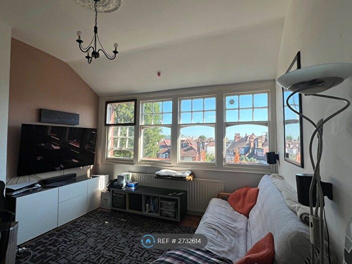 2 Bedroom Flat To Rent In Queens Avenue, London, N10