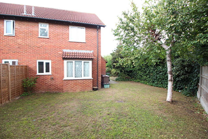 1 Bedroom End Of Terrace House For Sale In Wolsey Close, Worcester Park, KT4