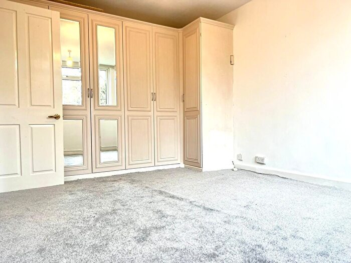 2 Bedroom Flat To Rent In Cornwall Road, Hatch End, HA5