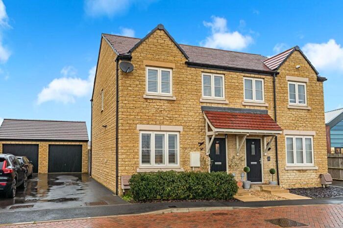3 Bedroom Semi Detached House For Sale In Hurricane Close, Witney, OX29