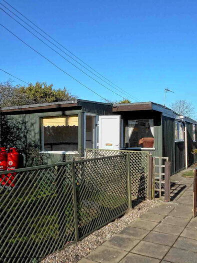 1 Bedroom Chalet House To Rent In Gwaelod Mawr, Caergeiliog, Holyhead, LL65