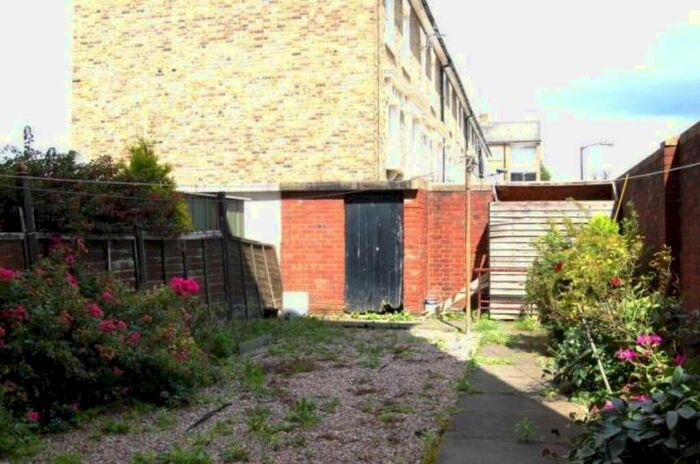 3 Bedroom Flat To Rent In Forsyth Gardens, SE17