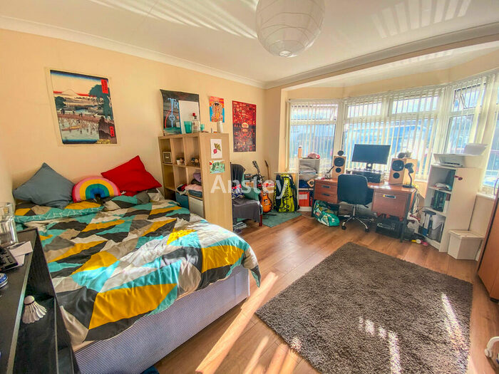 7 Bedroom Semi-Detached House To Rent In Ripstone Gardens, Southampton, SO17