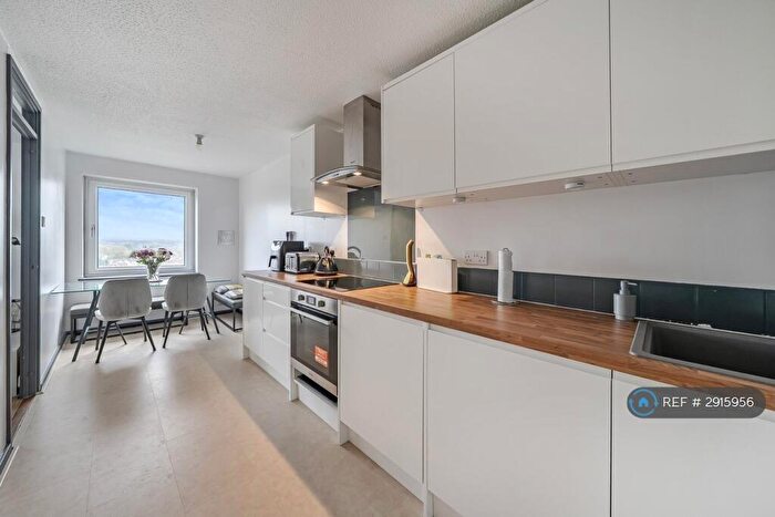 3 Bedroom Flat To Rent In Deverill Court, Penge, SE20