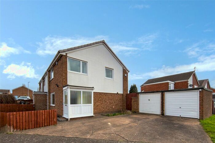 3 Bedroom End Of Terrace House To Rent In Seaford Close, Luton, Bedfordshire, LU2