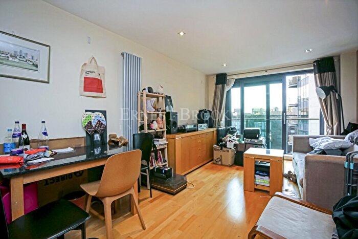 2 Bedroom Apartment To Rent In Millharbour, South Quay, Canary Wharf, E14