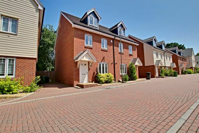 4 Bedroom Semi-Detached House To Rent In Elham Crescent, Dartford, Kent, DA2