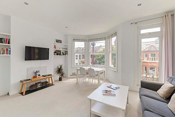 3 Bedroom Flat To Rent In Bathurst Gardens London, NW10