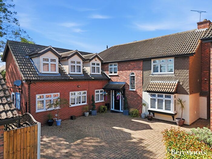 6 Bedroom Detached House For Sale In Shaw Close, Hornchurch, RM11